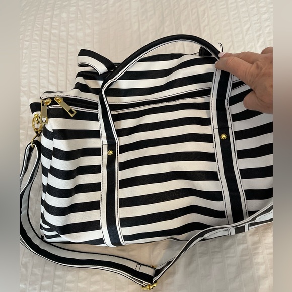 Weekend/gym bag vegan leather no tag but like new - Picture 3 of 12